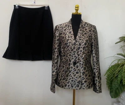 NUEVO CON ETIQUETAS Nipon Boutique Beige Negro Estampado Animal 2 Piezas Falda Traje Talla 8/8P, Precio de venta sugerido por el fabricante 280 USD Foto 1 de 4