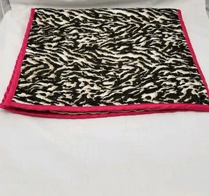 Vince Camuto Kissenhülle schwarz weiß Zebramuster rosa  - Bild 1 von 3