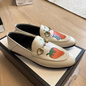 Neu Authentisch Gucci Strawberry Brixton Loafer Pantoletten Flats EUR 34,5 US-Größe 4,5 - Bild 1 von 7