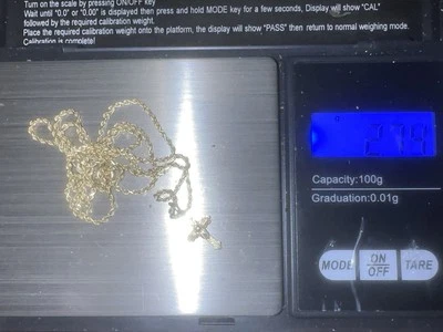 Collar de oro con colgante de cruz Foto 1 de 2