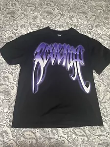CAMISETA VENGANZA NEGRA MORADA PEQUEÑA - Imagen 1 de 12