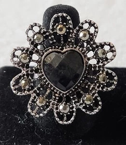 Silver Tone Cocktail Ring W/Black Heart Shaped Stone 7 Adjustable J3-1534 - Imagen 1 de 4