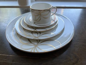 Lenox Kate Spade Belle Boulevard Gold Bows 5 Pc Place Setting New Old Stock - Picture 1 of 6