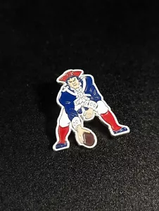 Spilla risvolto smaltato ufficiale NFL New England Patriots retrò Pat Patriot da collezione - Foto 1 di 4