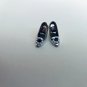 Barbie Pretty Treasures argento con scarpe con tacco gioiello viola - Foto 1 di 3