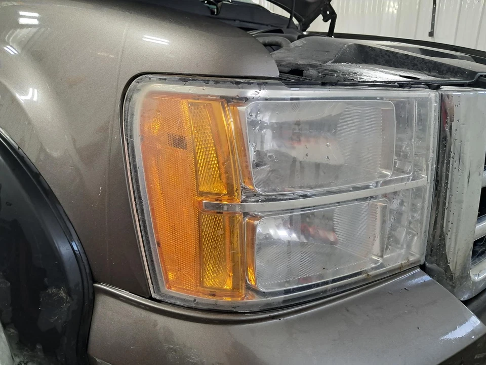 Conjunto de faros derechos usados se adapta a: camioneta GMC Sierra 1500 2013 grado derecho A Foto 1 de 4