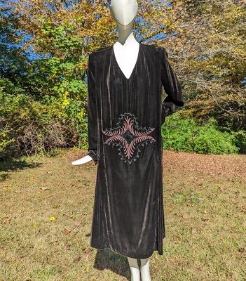 VESTIDO DE TERCIOPELO DE SEDA MARRÓN PROFUNDO FLAPPER AÑOS 20 CON FRENTE DETALLADO SOUTACHE ADORNADO Foto 1 de 4