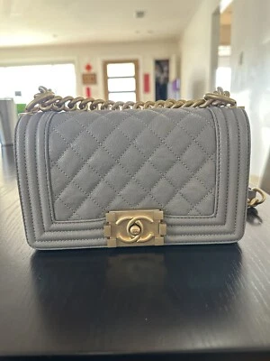 Caviar Chanel menino pequeno cinza NOVO - Imagem 1 de 4