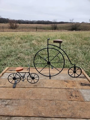 Par DECORACIÓN DEL HOGAR Bicicleta Antigua Rueda Grande Escultura Negro Metal Madera Decoración Foto 1 de 4