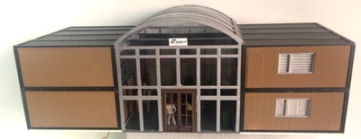 Stazione FS di emergenza inserita in container, con illuminazione e personaggi. - Immagine 1 di 4