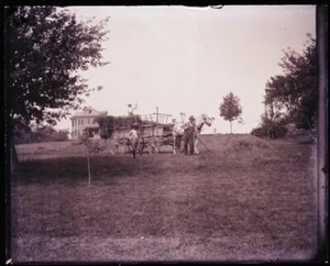 (1) LATE 1800s EARLY 1900s GLASS NEGATIVE, UNKNOWN LOCAL, BRINGING IN THE HAY - Picture 1 of 2