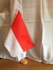 BANDERA DE PIE DE INDONESIA Y BASE DE MADERA - Imagen 1 de 1