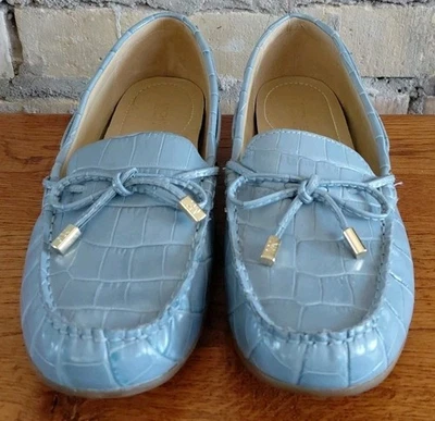 Mocasines Michael Kors de cuero azul en relieve de cocodrilo con detalle de lazo talla 9 Foto 1 de 4