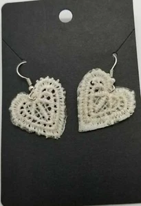 Weiße Spitze Herz ❤️ Silberfarbene Metall Ohr Draht Ohrringe - Bild 1 von 5