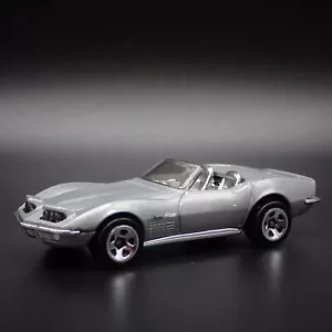 1972 CHEVY Chevrolet Corvette Stingray Convertible 1:64 Escala Coche de Modelo - Imagen 1 de 7
