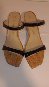 Stuart Weitzman Lackleder Aleena 50 glänzend Kork Keilabsatz Pantolette Sandale 9 - Bild 1 von 6