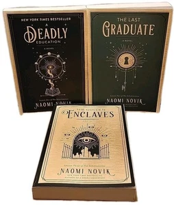 The Scholomance Series by Naomi Novik - Complete 3 Book Paperback Lesson Set - Foto 1 di 10