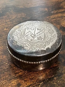 Vtg Metal Silver Tone Pill Jewelry Trinket Box Crest European 3'' Collectible - Foto 1 di 11