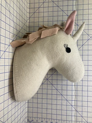 Cabeza de trofeo de felpa unicornio 3D colgante decoración de pared de objetivo color crema fantasía Foto 1 de 4