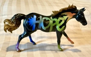 Breyer Classic Pferd 2021 Hope Modell 62121 Rainbow Freedom - Bild 1 von 4