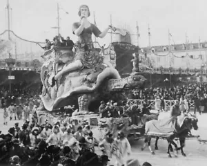 Mujeres de carnaval montando tortuga en desfile 8x10 reimpresión de foto antigua - Imagen 1 de 1
