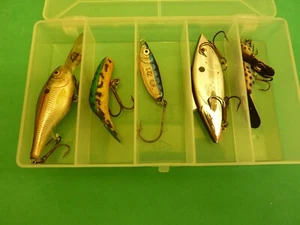 Lot (6)  Used Fishing Lures some Crankbait in Plastic Plano 5 compartment Case. - Picture 1 of 8