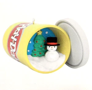 Hallmark 2020 Snow Molto Play-Doh Divertente! Keepsake ornamento natalizio Hasbro nuovo con scatola - Foto 1 di 3