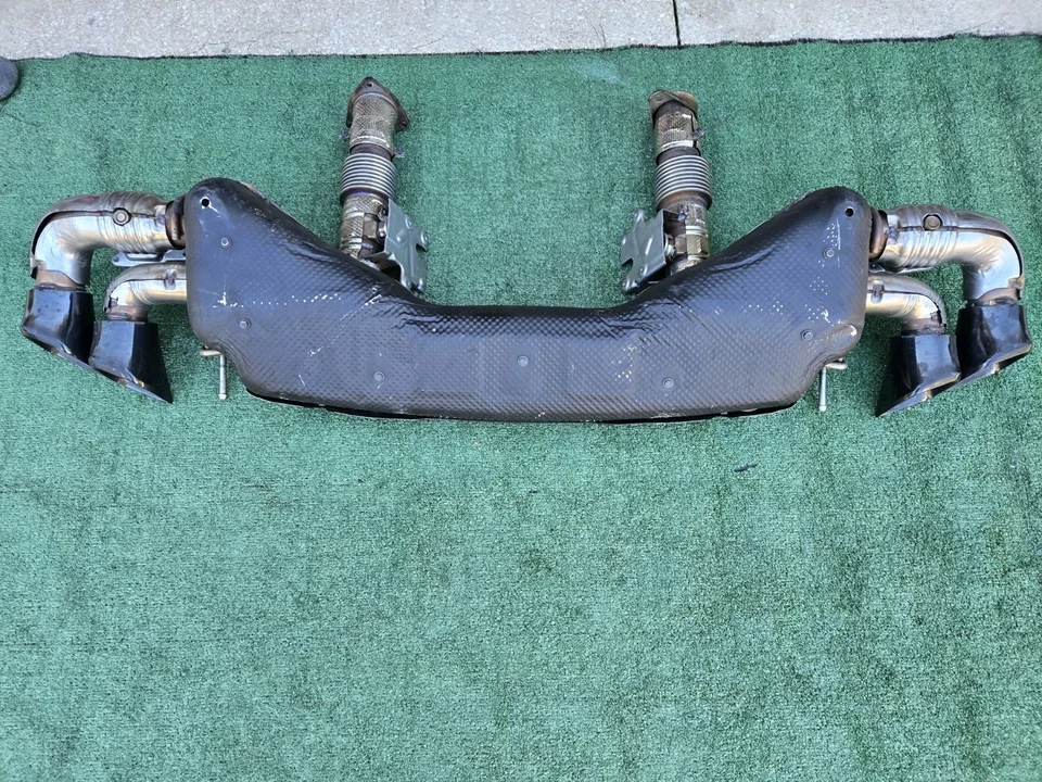 Chevrolet Corvette C8 Z51 Performance OEM escape puntas negras con válvula Chevy 20-24 Foto 1 de 4