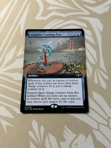 Adaptive Training Post Extended Art NON Foil Tarkir Dragonstorm TDC MTG Command - Foto 1 di 2