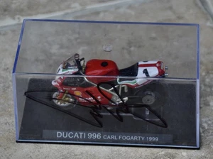 Modelo de motocicleta Superbikes Ducati 996 1999 firmado por Carl Fogarty escala 1:24 con certificado de autenticidad - Imagen 1 de 5