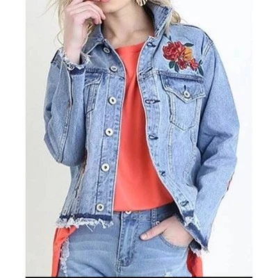 Chaqueta de mezclilla floral bordada con dobladillo deshilachado Umgee para mujer talla L azul nueva con etiquetas Foto 1 de 4