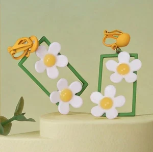 Clip en 2 1/4" amarillo, blanco y verde flor colgante pendientes cuadrados - Imagen 1 de 4