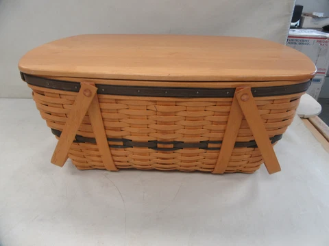 LONGABERGER COLLECTORS CLUB 1999 FAMILY PICNIC BASKET W/ LID & PROTECTIVE INSERT Cover