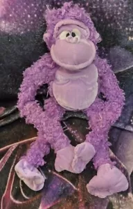 Peluche Púrpura Colgante Mono Peluche De Colección Cabello Rizado TERCIOPELO CARA MANOS PIES - Imagen 1 de 4