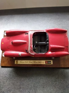 Modelauto Ferrari auf Holz - Bild 1 von 1