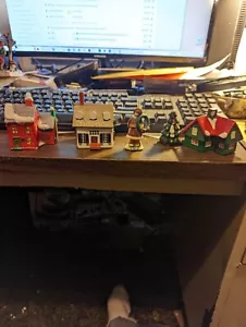 3-PICCOLE CASETTE DI NATALE E UNA BAMBINA CON UNA CORONA FIGURE ORNAMENTI - Foto 1 di 17