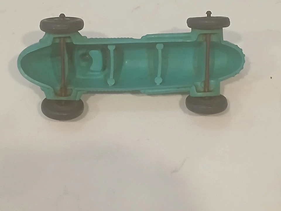 Auburn красный резиновый гоночный автомобиль с водителем #536 бирюзово-зеленый с черными колесами винтажный - Изображение 1 из 4