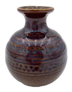 Tiefbraune Keramik Knospenvase, strukturierte Designs mit blauen & lila Highlights - Bild 1 von 10