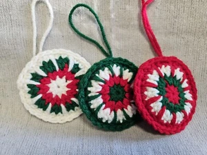 Handarbeit gehäkelt Weihnachtsschmuck rund 3er Set rot weiß grün - Bild 1 von 4