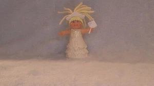 1984 PVC 3,5" Cabbage Patch Niña en Vestido Blanco con Pelo Amarillo Cuerda - Imagen 1 de 2