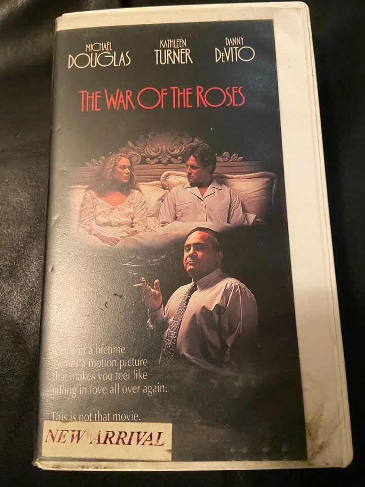 Vintage The War Of The Roses VHS Cassette Former Rental Clam Shell Video Giant - Image 1 of 4