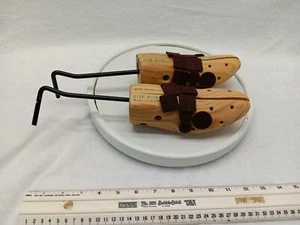 Un paio di estensori per scarpe regolabili in legno a 2 vie modellatore per legno misure 7-10 - Foto 1 di 4