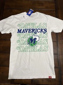 Nueva Camisa Dallas Mavericks Madera Dura Clásica Retro Logo 2022 Sportiqe XS Bandera - Imagen 1 de 5