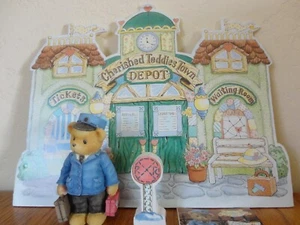 Cherished Teddies LLOYD 1997 SYMBOL OF MEMBERSHIP & Town Depot Train Display - Bild 1 von 8