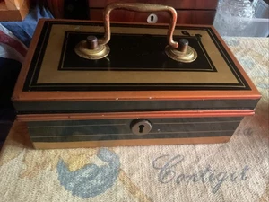 Vintage Metall Spardose mit Münztablett Kleinkasse Made in England ohne Schlüssel. - Bild 1 von 24