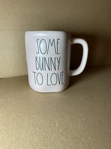 Rae Dunn von Magenta - SOME BUNNY TO LOVE - Rosa Keramik Kaffeebecher - NEU - Bild 1 von 4