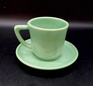 Taza y platillo Akro Agate Glass Green Demitasse. Taza 2.25" Plato Alto 4.25" - Imagen 1 de 6