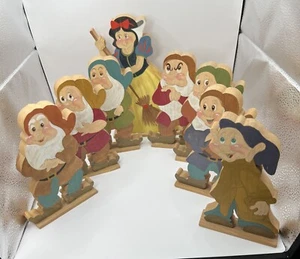 Figuras de madera talladas pintadas Blancanieves y los siete enanitos con formas de madera - Imagen 1 de 24