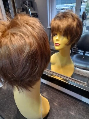 Peluca Revlon ""Sentimental""Petite 12R marrón pacana Foto 1 de 4