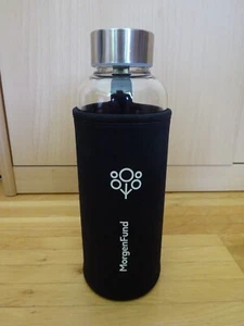 Trinkflasche aus Glas mit Neoprenhülle und Aufhängeschlaufe -MorgenFund- 0,5 L - - Bild 1 von 2